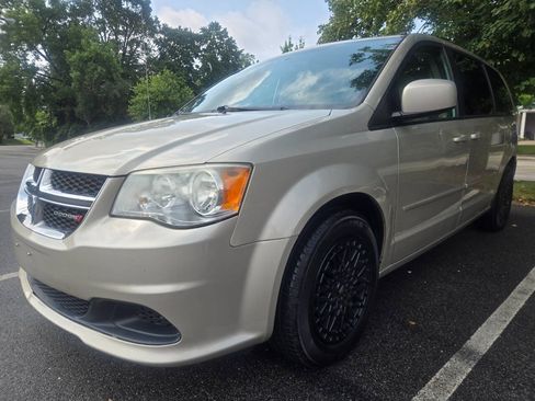 Used 2014 Dodge Grand Caravan SXT FWD image 2