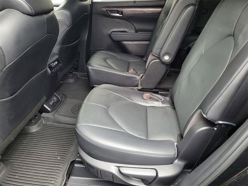 Used 2023 Toyota Highlander Limited image 8