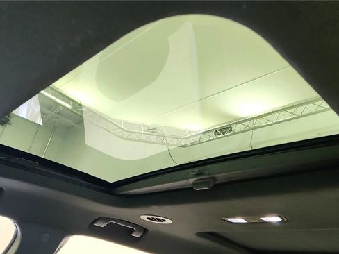 Used 2023 Chevrolet Traverse Premier FWD image 24