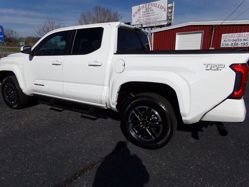 Used 2024 Toyota Tacoma TRD Sport AWD/4WD image 10