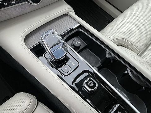 Certified 2024 Volvo XC90 T8 Ultimate w/ Protection Package Premier image 25