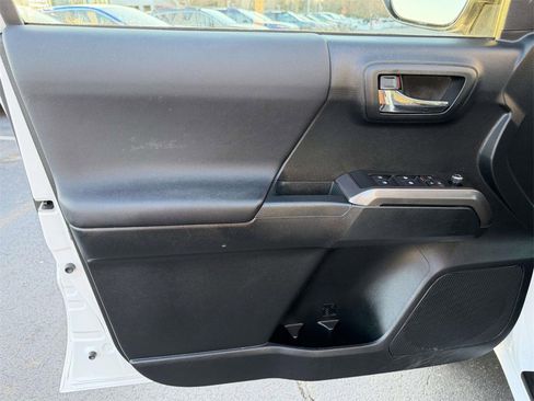 Used 2016 Toyota Tacoma TRD Sport w/ Towing Package image 16