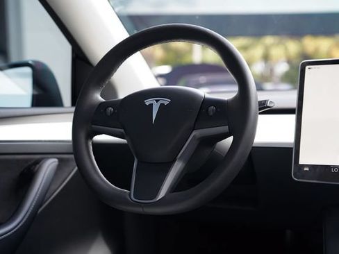 Used 2022 Tesla Model Y Long Range AWD/4WD image 33