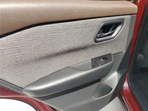 Used 2023 Nissan Rogue S image 9