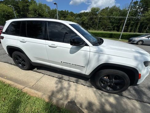 Used 2023 Jeep Grand Cherokee Altitude AWD/4WD image 5