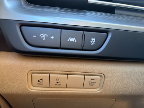 Used 2024 Kia Carnival LX image 11