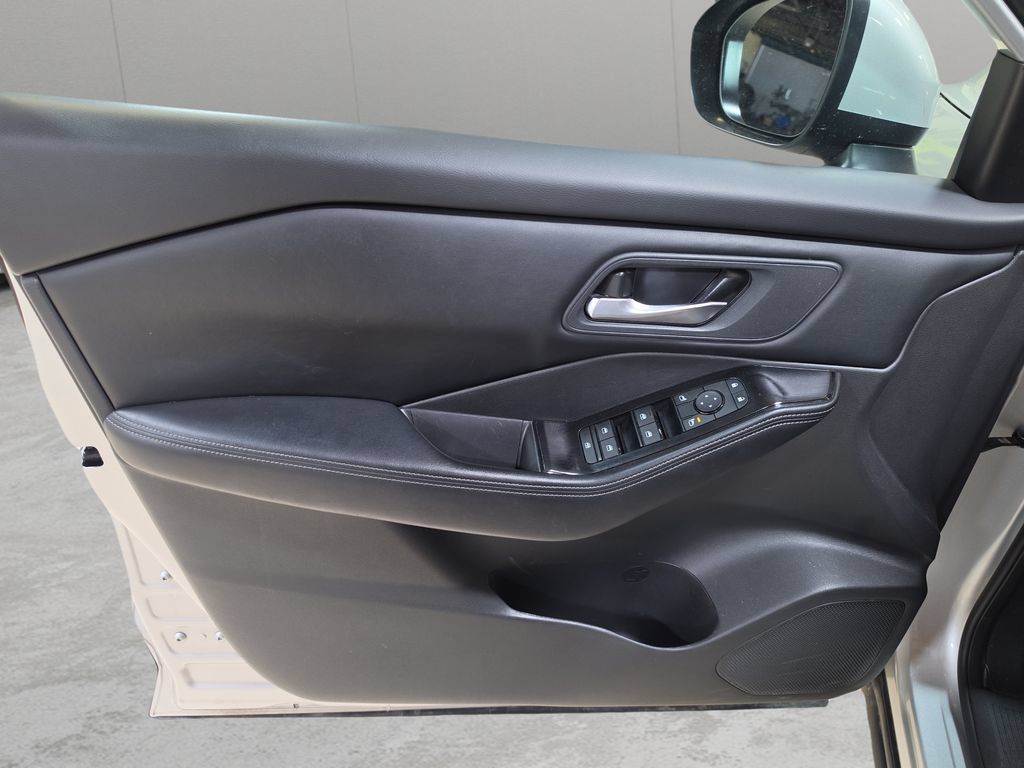 Used 2025 Nissan Rogue SV AWD/4WD image 13