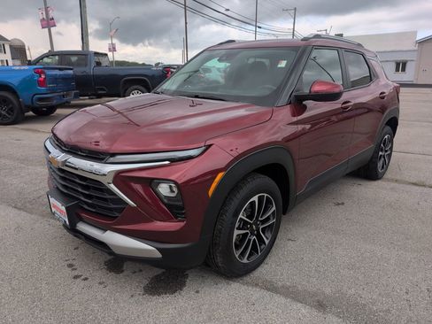 Used 2024 Chevrolet TrailBlazer LT w/ Convenience Package AWD/4WD image 2