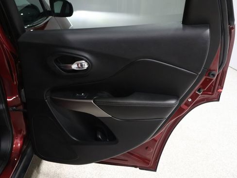 Used 2019 Jeep Cherokee Limited image 21