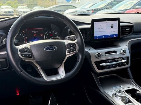 Certified 2023 Ford Explorer XLT RWD image 29