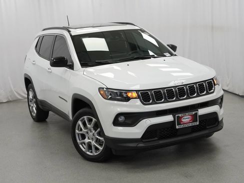 Certified 2024 Jeep Compass Latitude w/ Sun and Sound Group AWD/4WD image 8