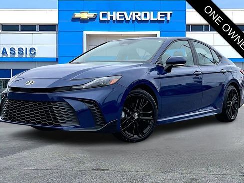 Used 2025 Toyota Camry SE image 3