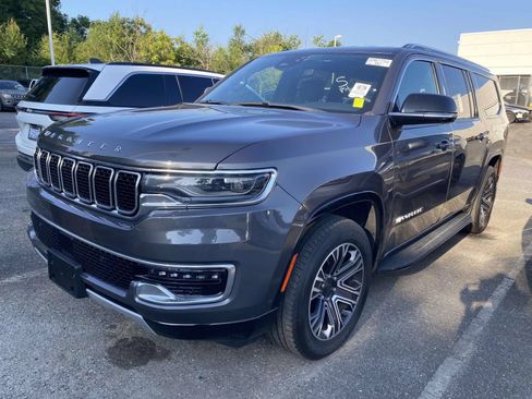 Used 2024 Jeep Wagoneer L Series II RWD image 3