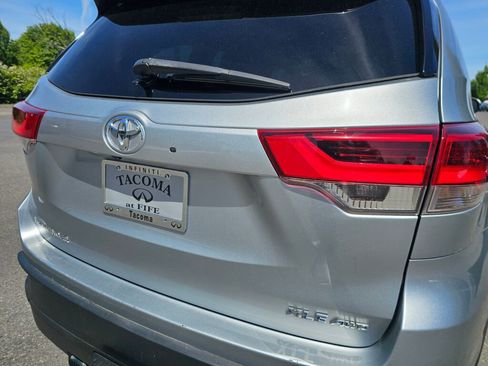 Used 2019 Toyota Highlander XLE AWD/4WD image 19
