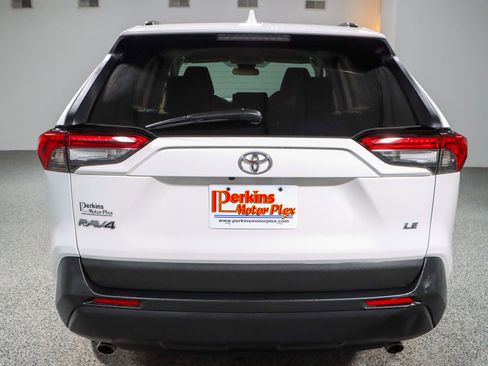 Used 2021 Toyota RAV4 LE image 8