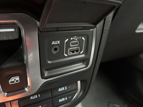 Used 2025 Jeep Wrangler Rubicon image 40