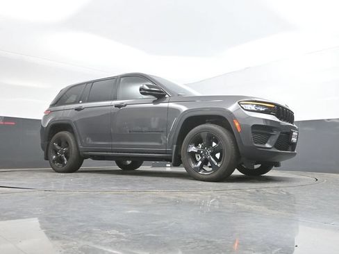 Used 2025 Jeep Grand Cherokee Altitude AWD/4WD image 45