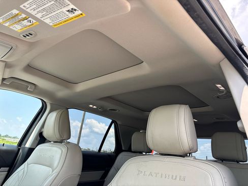 Used 2018 Ford Explorer Platinum AWD/4WD image 17