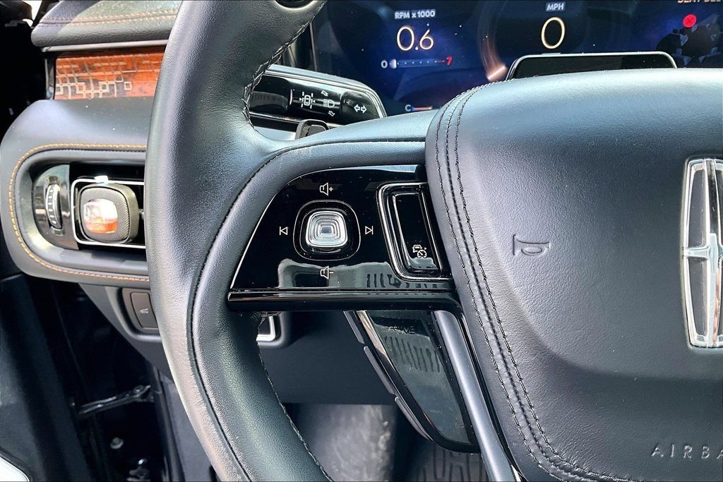 Used 2025 Lincoln Aviator Black Label AWD/4WD image 17