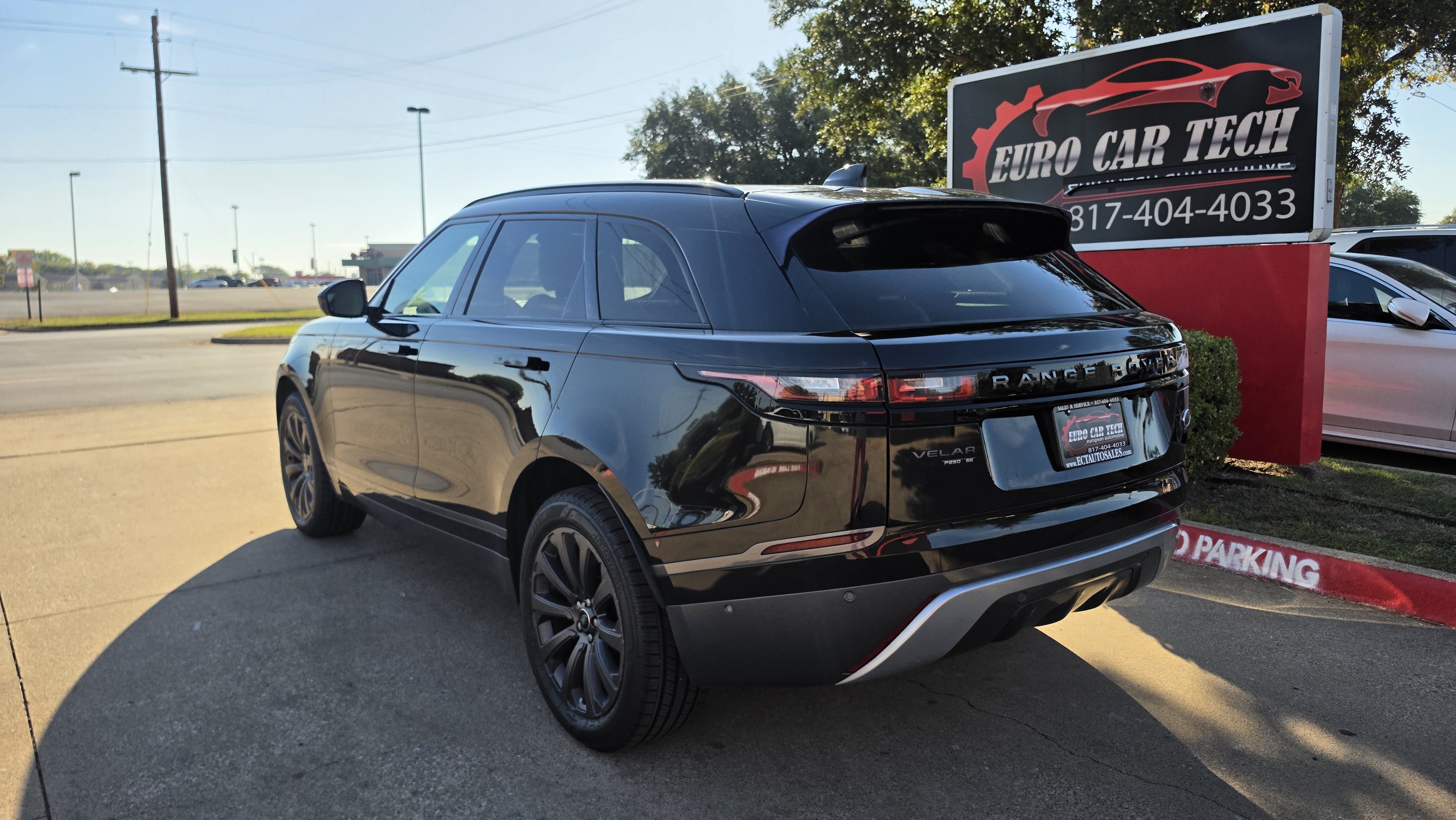 Used 2018 Land Rover Range Rover Velar R-Dynamic SE AWD/4WD image 3