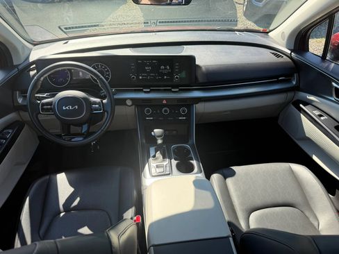 Used 2023 Kia Carnival LX FWD image 32