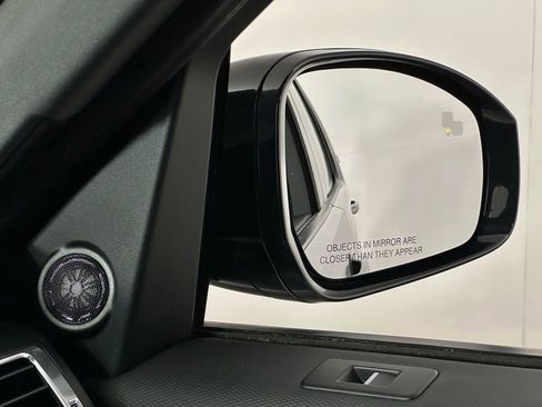 Used 2023 Land Rover Discovery Metropolitan Edition image 29