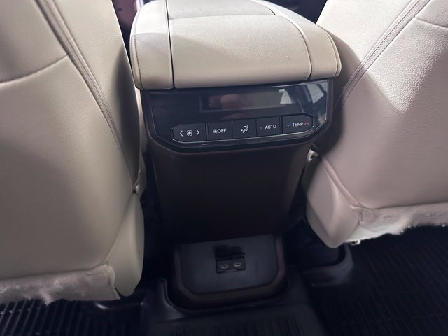 Used 2022 Toyota Highlander XLE AWD/4WD image 25