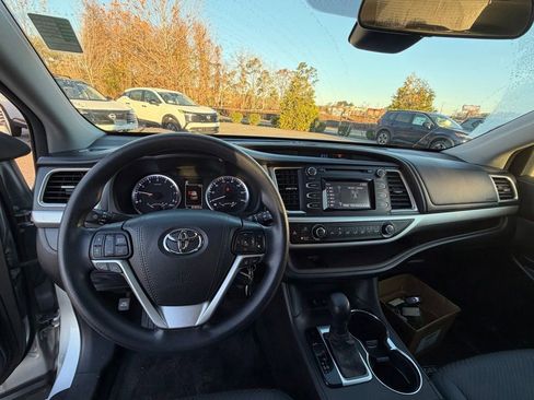 Used 2017 Toyota Highlander LE image 18