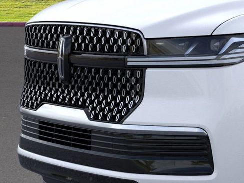 New 2025 Lincoln Navigator Reserve AWD/4WD image 17