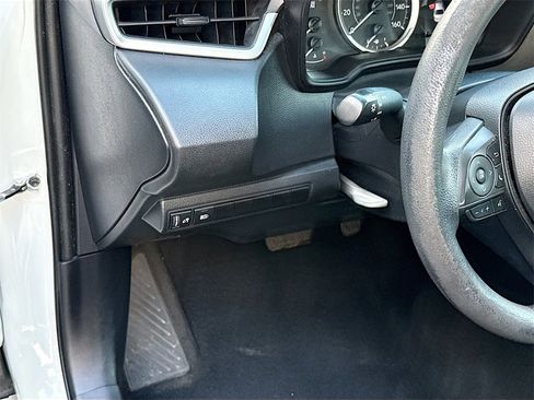 Used 2021 Toyota Corolla LE image 11