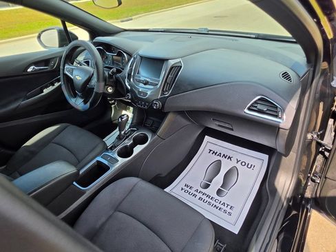 Used 2018 Chevrolet Cruze LT w/ Redline Edition FWD image 17