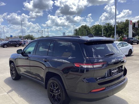 Used 2025 Jeep Grand Cherokee L Laredo RWD image 5