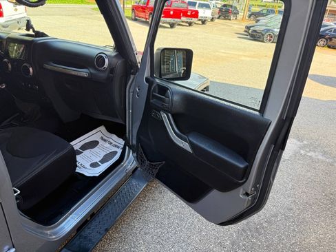 Used 2014 Jeep Wrangler Unlimited Sahara AWD/4WD image 19