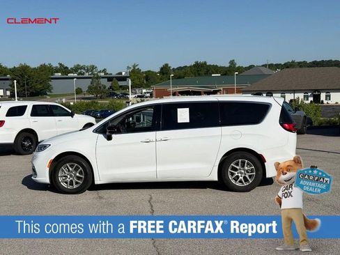 Used 2024 Chrysler Pacifica Touring-L FWD image 2