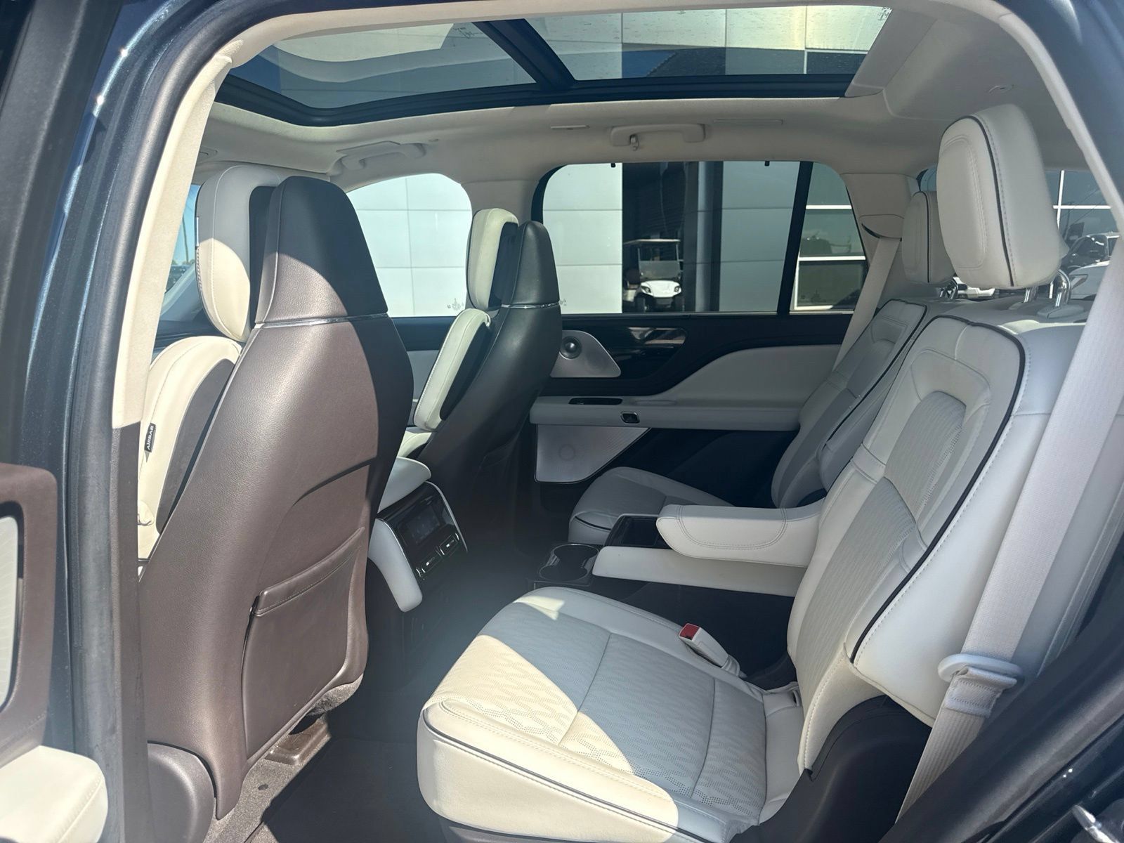 Used 2023 Lincoln Aviator Black Label w/ Class IV Trailer Tow Package AWD/4WD image 10