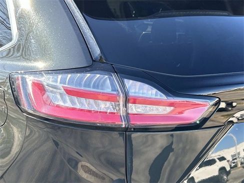 Used 2022 Ford Edge SEL w/ Convenience Package image 11