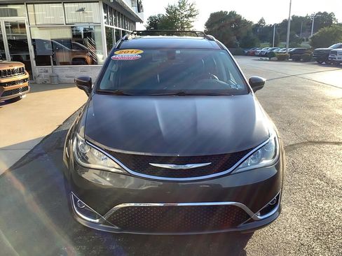 Used 2017 Chrysler Pacifica Touring-L Plus FWD image 2