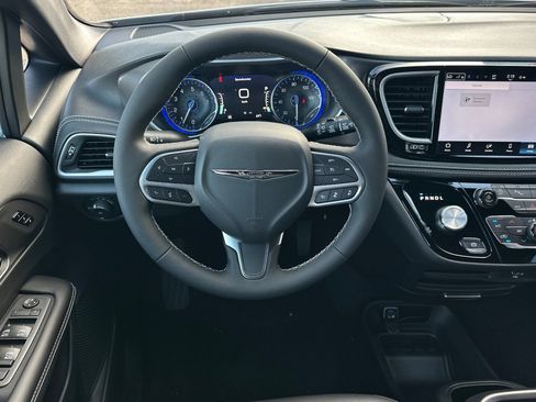 New 2026 Chrysler Pacifica Select FWD image 10