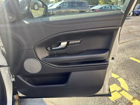 Used 2018 Land Rover Range Rover Evoque SE image 35