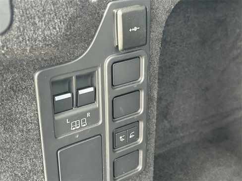 Used 2024 Land Rover Discovery S image 16