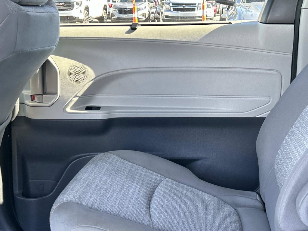 Used 2022 Toyota Sienna LE AWD/4WD image 17