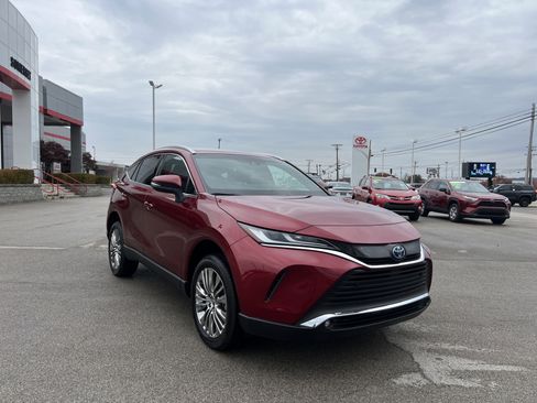 Certified 2024 Toyota Venza XLE image 7