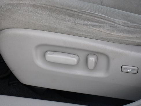 Used 2011 Toyota Highlander 2WD w/ Tech Pkg image 12