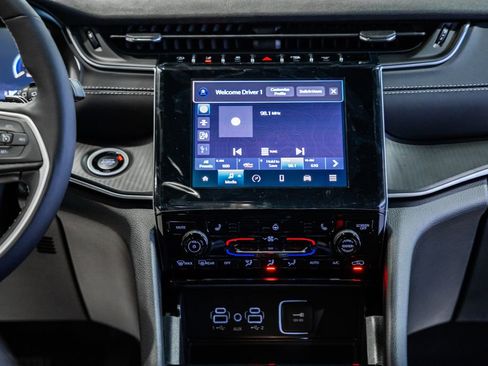 New 2025 Jeep Grand Cherokee Altitude image 19