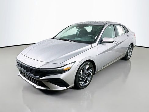 Used 2025 Hyundai Elantra SEL FWD image 3
