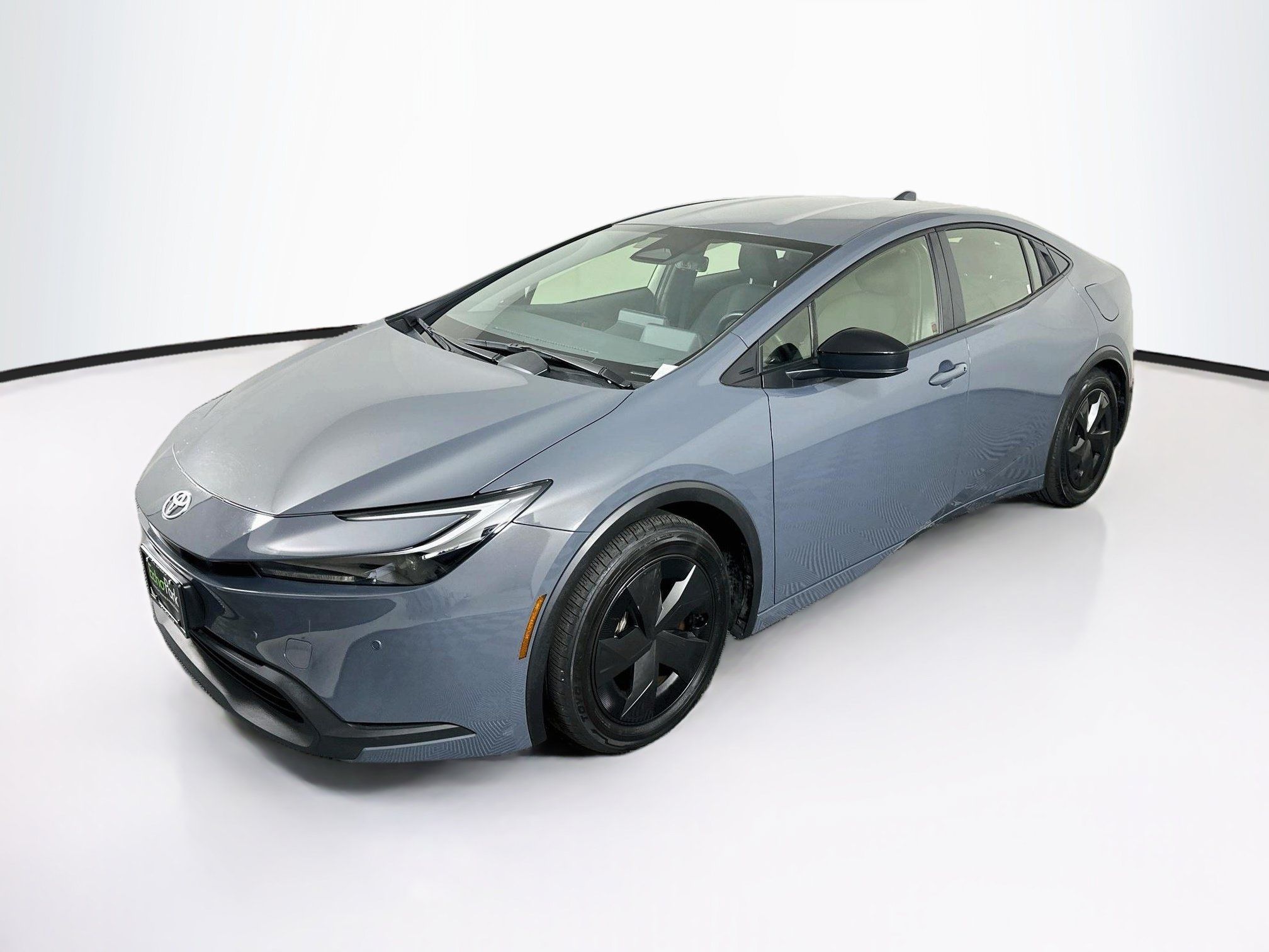 Used 2025 Toyota Prius LE FWD image 3