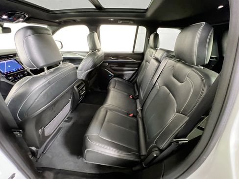 Used 2022 Jeep Grand Cherokee Overland AWD/4WD image 25