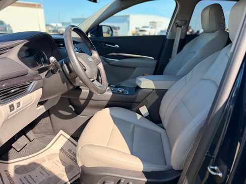 Used 2019 Cadillac XT4 Luxury w/ Cold Weather Package AWD/4WD image 9