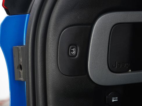 Used 2018 Jeep Cherokee Limited w/ High Altitude Package AWD/4WD image 18