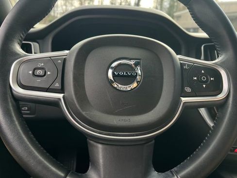 Used 2019 Volvo XC60 T5 Momentum w/ Multimedia Package image 22